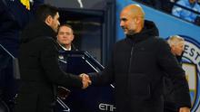 Manajer Manchester City, Pep Guardiola, bersalaman dengan manajer Arsenal, Mikel Arteta, pada laga putaran keempat Piala FA di Stadion Etihad, Sabtu (28/1/2023) dini hari WIB. Dalam duel itu, Man City menang 1-0 atas The Gunners. (AP Photo/Dave Thompson)