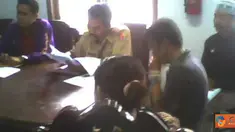 Citizen6, Jember: Novi, Karyawan Bank Danamon Simpan Pinjam unit Puger mengadukan permasalahan yang dihadapinya ke Disnakertrans Jember, didampingi Aktivis Konsolidasi Rakyat untuk Demokrasi (KRD), Rabu (13/4). (Pengirim: Sapto Raharjanto)