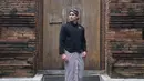 Inilah potret Verrell Bramasta saat mengenakan baju adat jawa. Ia mengenakan kain jarik sebagai bawahan. Kain yang bernuansa jawa dengan motif batik ini sukses membuatnya tampil kece. (Liputan6.com/IG/bramastavrl)