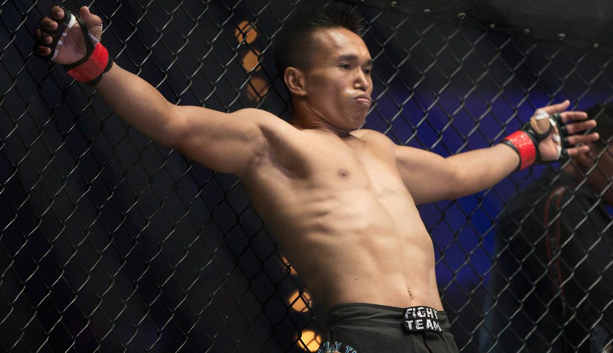 Sunoto petarung Indonesia melakukan pemanasan sejenak sebelum berlaga di ajang tarung bebas MMA bertajuk One Championship. (Bola.com/Peksi Cahyo)