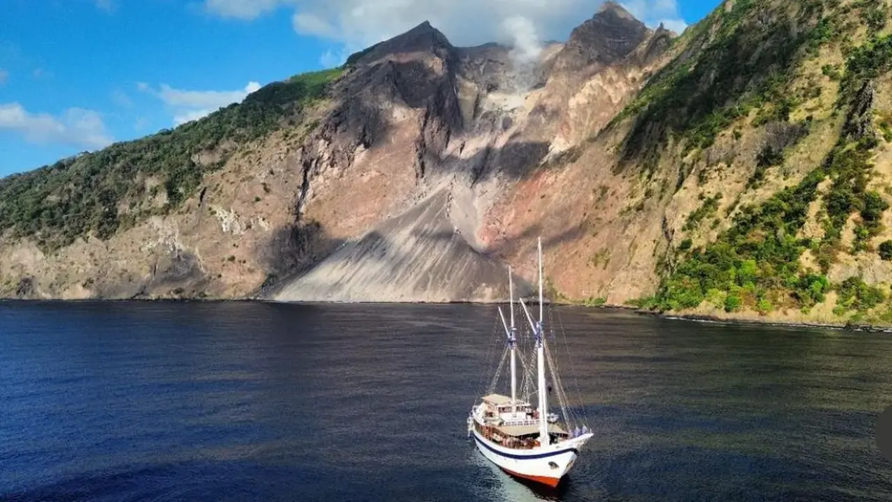 Pemandangan Gunung Batutara di Laut Flores, NTT