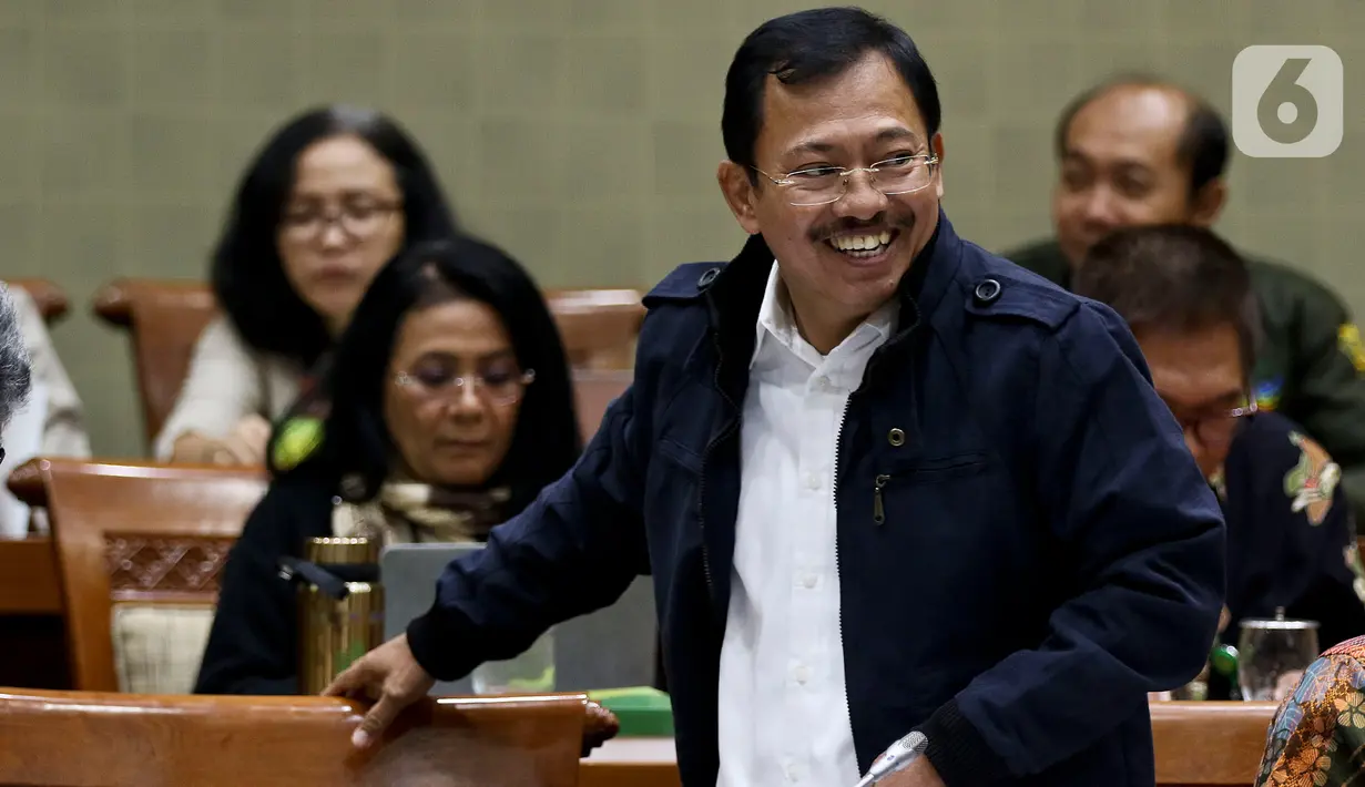 Menteri Kesehatan, dr Terawan Agus Putranto mengikuti rapat kerja bersama Komisi IX DPR RI di Kompleks Parlemen, Senayan, Jakarta, Senin (3/2/2020). Rapat ini menjadi evaluasi proses kepulangan Warga Negara Indonesia (WNI) dari Wuhan, China, yang saat ini berada di Natuna. (Liputan6.com/Johan Tallo)