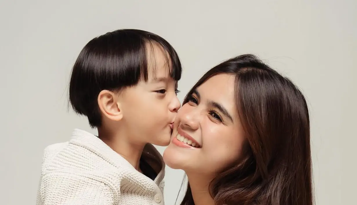 Audi Marissa menunjukkan betapa bahagia dirinya menjadi seorang ibu anak satu saat pemotretan [@audimarissa]