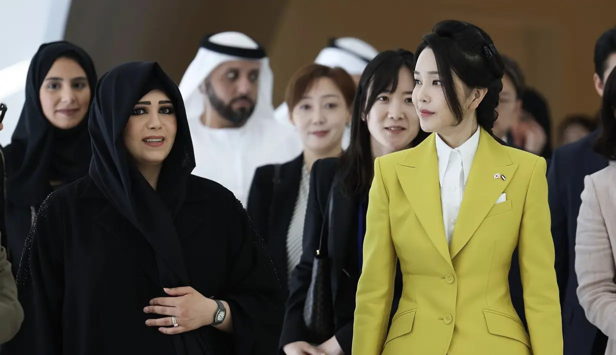 Tak segan dengan gaya yang exploratif, ia juga kenakan nuansa lemon untuk tampil penuh pernyataan.  [Foto: Instagram/ keonhee_stagram]