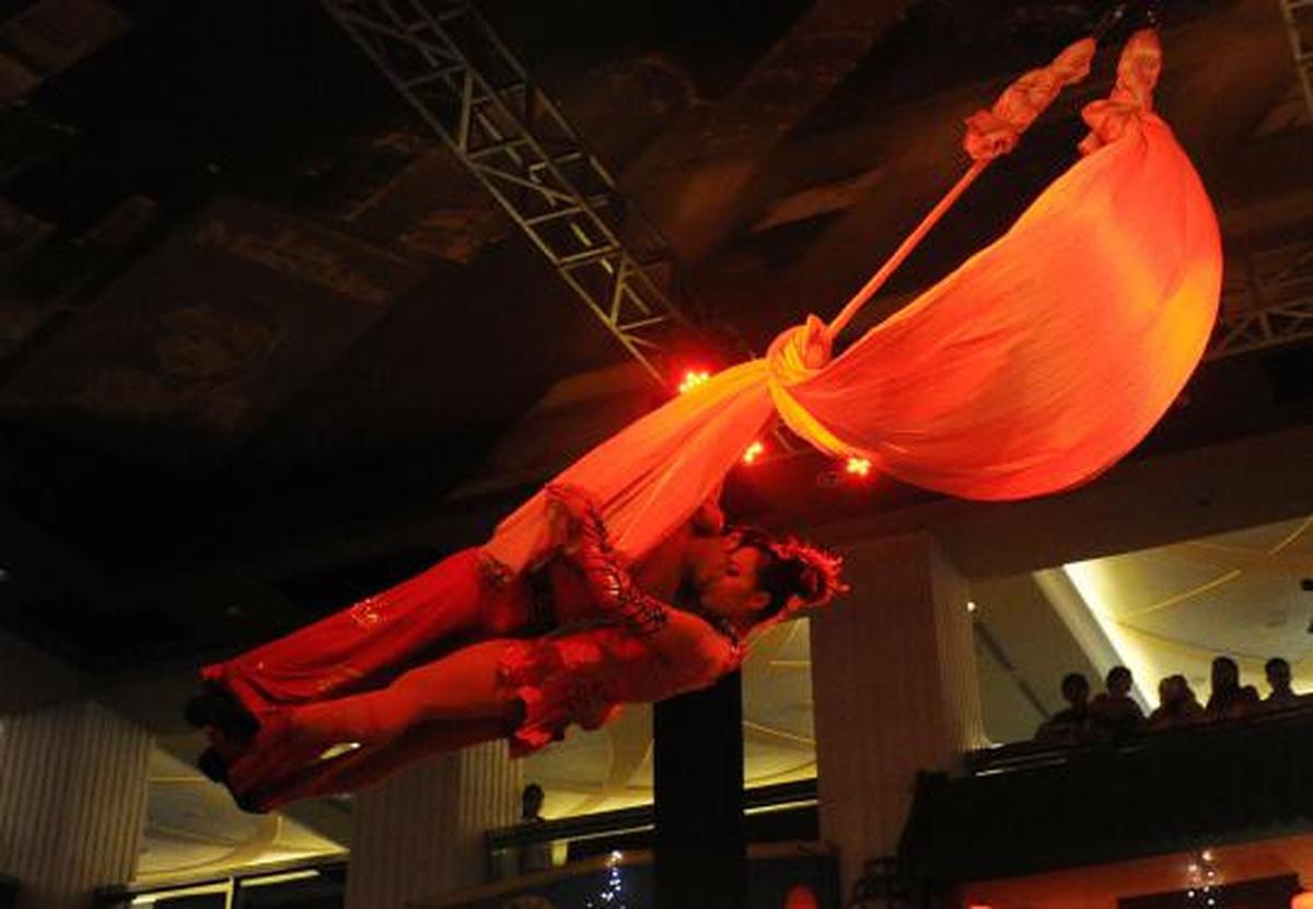 Pertunjukan sirkus di Grand Indonesia Shoping Town