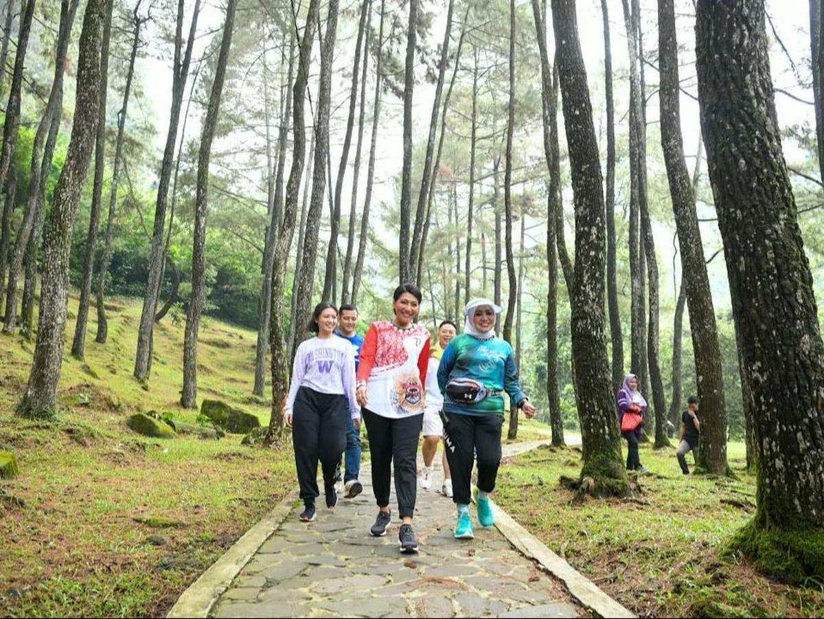 Seperti terlihat dalam beberapa potret, Hafiz berdiri di samping Angela dengan mengenakan kaos berwarna biru.