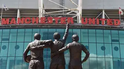 Perjalanan MU musim lalu diwarnai kegagalan lolos dari fase grup Liga Champions serta hanya mampu finis di peringkat ke-5 klasemen Liga Inggris. Hal itu membuat manajemen klub kecewa dengan kepemimpinan pelatih Louis van Gaal. (AFP/Paul Ellis)