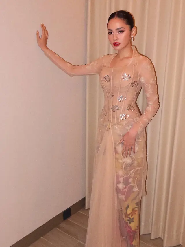 Syifa Hadju Tampil Glamor dengan Kebaya korset dengan aksen tulle. [@vinkimakeup]