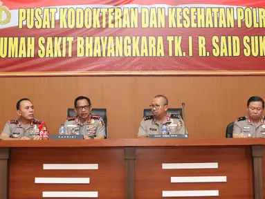 Kapolri Jenderal Tito Karnavian (kedua kanan) memberikan keterangan pers terkait Bom Kampung Melayu di RS Polri Kramat Jati, Jakarta (26/5). Kapolri memastikan bahwa pelaku bom bunuh diri terdiri dari dua orang.  (Liputan6.com/Immanuel Antonius)