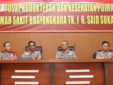 Kapolri Jenderal Tito Karnavian (kedua kanan) memberikan keterangan pers terkait Bom Kampung Melayu di RS Polri Kramat Jati, Jakarta (26/5). Kapolri memastikan bahwa pelaku bom bunuh diri terdiri dari dua orang.  (Liputan6.com/Immanuel Antonius)