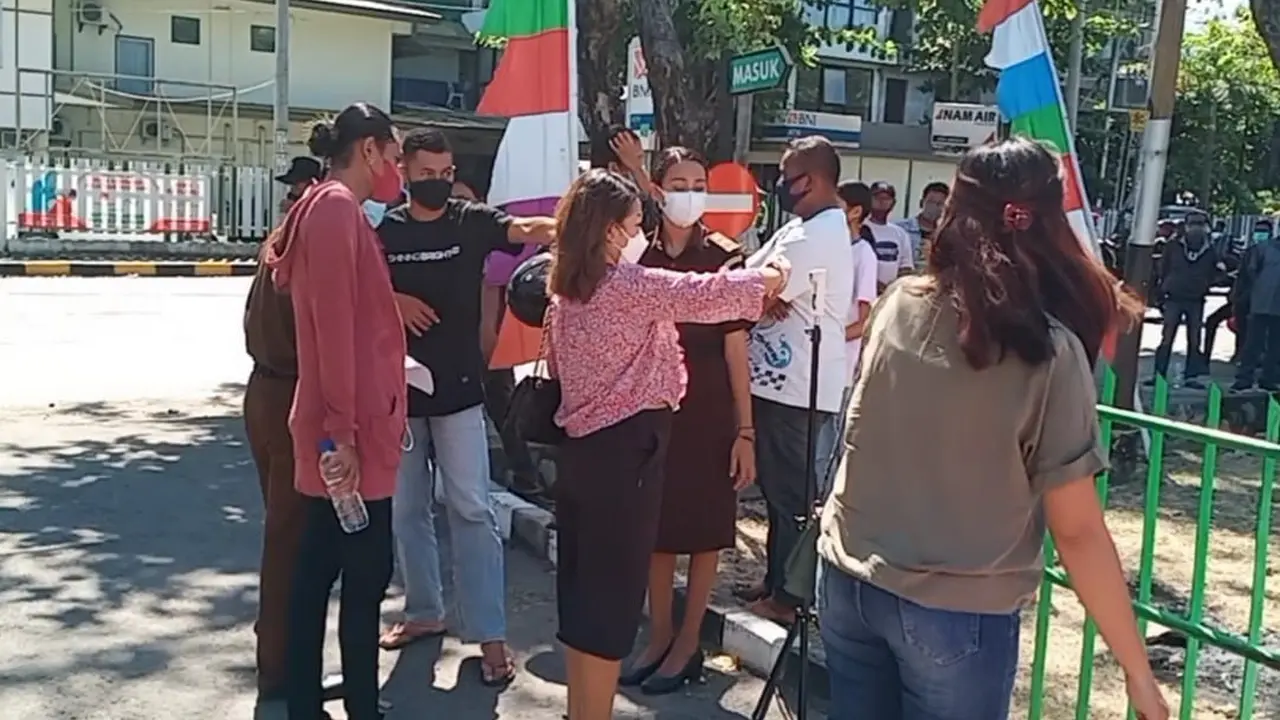 Calon penerima vaksin sedang melakuan pengukuran suhu di Kantor Kejaksaan Negeri Sikka, (Liputan6.com/ Dionisius Wilibardus)