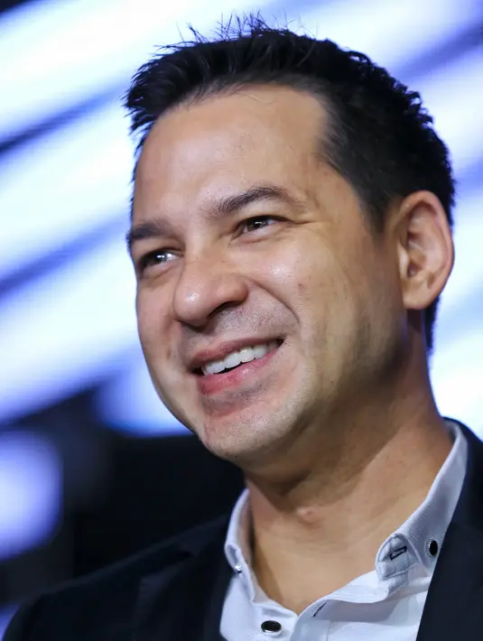 Sambil mengunggah screenshot berita salah satu media online yang berjudul 'Musisi Ahmad Dhani Dipolisikan Pendukung Ahok-Djarot', Ari Wibowo membalas tulisan Ahmad Dhani dan memberikan pesan.  (Adrian Putra/Bintang.com)