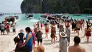 Wisatawan menikmati pantai Maya Bay di pulau Phi Phi Leh, Thailand, Kamis (31/5). Salah satu destinasi wisata tempat syuting film The Beach ini  akan ditutup selama empat bulan mulai 1 Juni 2018 mendatang. (AP Photo/Sakchai Lalit)
