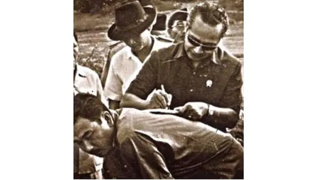 Begini Potret Unik Presiden Indonesia yang Tanda Tangan di Atas Punggung Ajudan