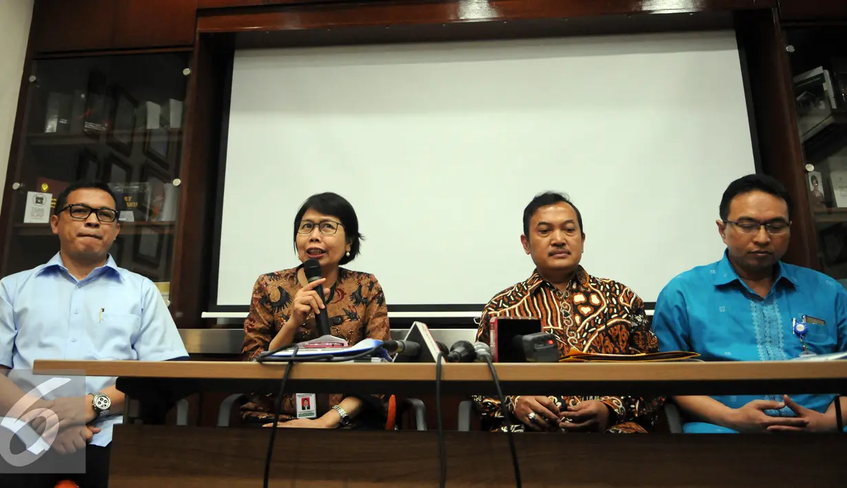 Dirjen Kefarmasian dan Alat Kesehatan Kementerian Kesehatan, Dra Maura Linda Sitanggang,Phd (kedua kiri) memberikan penjelasan terkait tindak lanjut dari temuan vaksin palsu, Jakarta, Selasa (12/7). (Liputan6.com/Helmi Afandi)