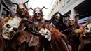 Sejumlah orang berkostum Krampuss selama parade di Munich, Jerman, Minggu (13/12). Dalam ceritanya Krampuss biasanya membawa cambuk hingga lonceng besar untuk menakut-nakuti anak-anak. (REUTERS/Michael Dalder)