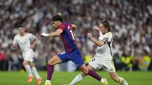 Joao Felix dari Barcelona, kiri, dilanggar oleh pemain Real Madrid Luka Modric saat pertandingan sepak bola La Liga Spanyol antara Real Madrid dan Barcelona di stadion Santiago Bernabeu di Madrid, Spanyol, Minggu, 21 April 2024. (AP Photo/Manu Fernandez)