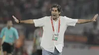 Pelatih Persija Jakarta, Stefano Cugurra, saat pertandingan melawan Home United pada laga Piala AFC di SUGBK, Jakarta, Selasa (15/5/2018). Persija takluk 1-3 dari Home United. (Bola.com/M Iqbal Ichsan)