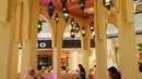 Pengunjung berada di dalam dekorasi tematik Ramadan di pusat perbelanjaan, Jakarta, Selasa (30/5). Saat bulan Ramadan banyak warga menghabiskan waktu di Mall sembari menunggu berbuka puasa. (Liputan6.com/Gempur M Surya)
