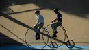 Dua pria mengendarai sepeda klasik saat kegiatan Sydney Classic Bicycle Show 2017 di Canterbury Velodrome di Sydney (6/5). Kegiatan ini sudah dijalankan oleh klub sepeda Dulwich Hill sejak 1908. (AFP Photo/Peter Parks)