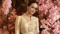 Potret Enzy dalam balutan kebaya kartini dan songket Aceh di momen lamarannya. (Foto: Instagram/fadlan_indonesia)