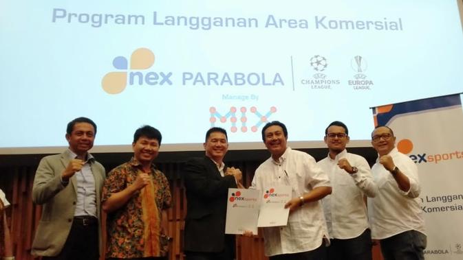 CEO Nex Parabola, Junus Koswara (jas hitam) bersalaman dengan CEO MIX Bimo Setiawan dalam peluncuran program langganan area komersial di SCTV Tower, Jakarta, Sealas (10/12/2019). (Liputan6.com/Cakra)