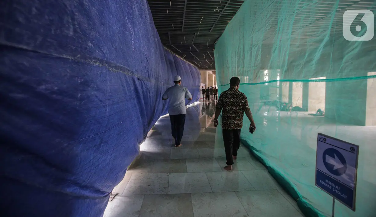 Jemaah bersiap melaksanakan salat Jumat di samping renovasi Mesjid Istiqlal, Jakarta, Jumat (1/11/2019). Renovasi ditargetkan rampung pada Maret 2020 sehingga dapat dimanfaatkan pada Bulan Ramadan tahun depan. (Liputan6.com/Faizal Fanani)