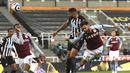 Bek Newcastle United, Jamaal Lascelles (kedua dari kanan) melepaskan sundulan yang berbuah gol penyeimbang 1-1 ke gawang Aston Villa dalam laga lanjutan Liga Inggris 2020/2021 pekan ke-28 di St. James' Park, Jumat (12/3/2021). Newcastle  bermain imbang 1-1 dengan Aston Villa. (AP/Stu Forster/Pool)