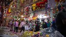 Orang-orang berbelanja barang-barang dekoratif, lampu tanah liat, dan lampu listrik untuk menghias rumah dan toko mereka menjelang festival Diwali di New Delhi, India, Kamis, 20 Oktober 2022. Diwali, festival lampu, akan dirayakan pada 24 Oktober. (AP Photo/Bhumika Saraswati)