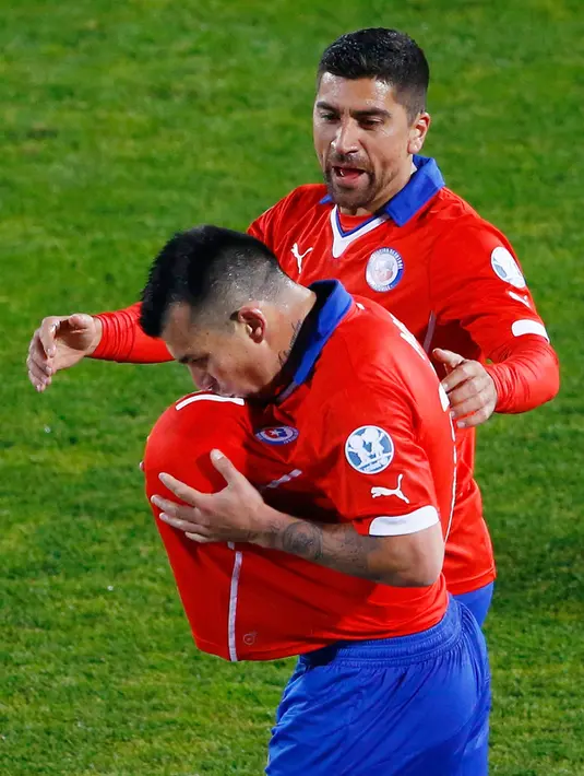 Gelandang Chile, Gary Medel (depan) melakukan selebrasi usai mencetak gol ke gawang Bolivia saat pertandingan Copa Amerika 2015 di Estadio Nacional, Santiago, Chile, (20/6/2015). Chile menang telak 5-0 atas Bolivia. (REUTERS/Ricardo Moraes)