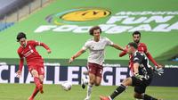 Penyerang Liverpool, Takumi Minamino saat mencetak gol ke gawang Arsenal pada laga Community Shield di stadion Wembley di London, Sabtu, (29/8/2020). (Justin Tallis / Pool via AP)
