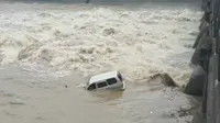 Mobil Terjebur di Sungai Brantas. (Liputan6.com/Dian Kurniawan)