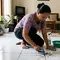 10 Cara Membersihkan Nat Lantai yang Menghitam Tanpa Disikat Lama
