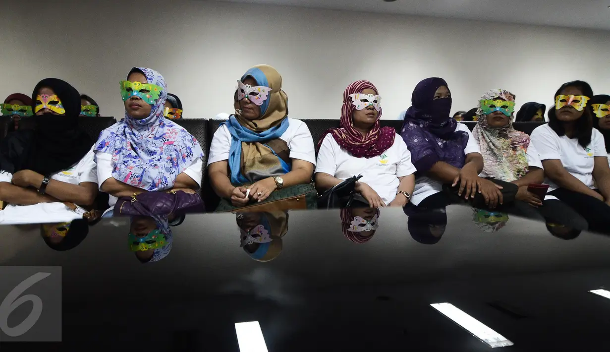 Sejumlah korban dihadirkan saat konferensi pers mengenai pengungkapan kasus tindak pidana perdagangan orang di Bareskrim Polri, Jakarta, Rabu (17/5). Kepolisian menangkap sembilan tersangka tindak pidana perdagangan orang. (Liputan6.com/Faizal Fanani)