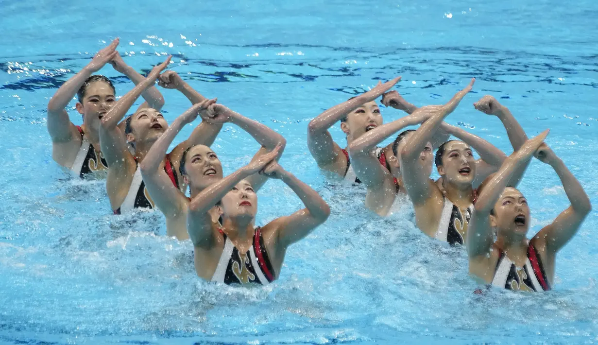 Tim renang artistik Jepang bertanding pada Olimpiade Tokyo 2020 di Tokyo, Jepang, Jumat (6/8/2021). (AP Photo/Dmitri Lovetsky)