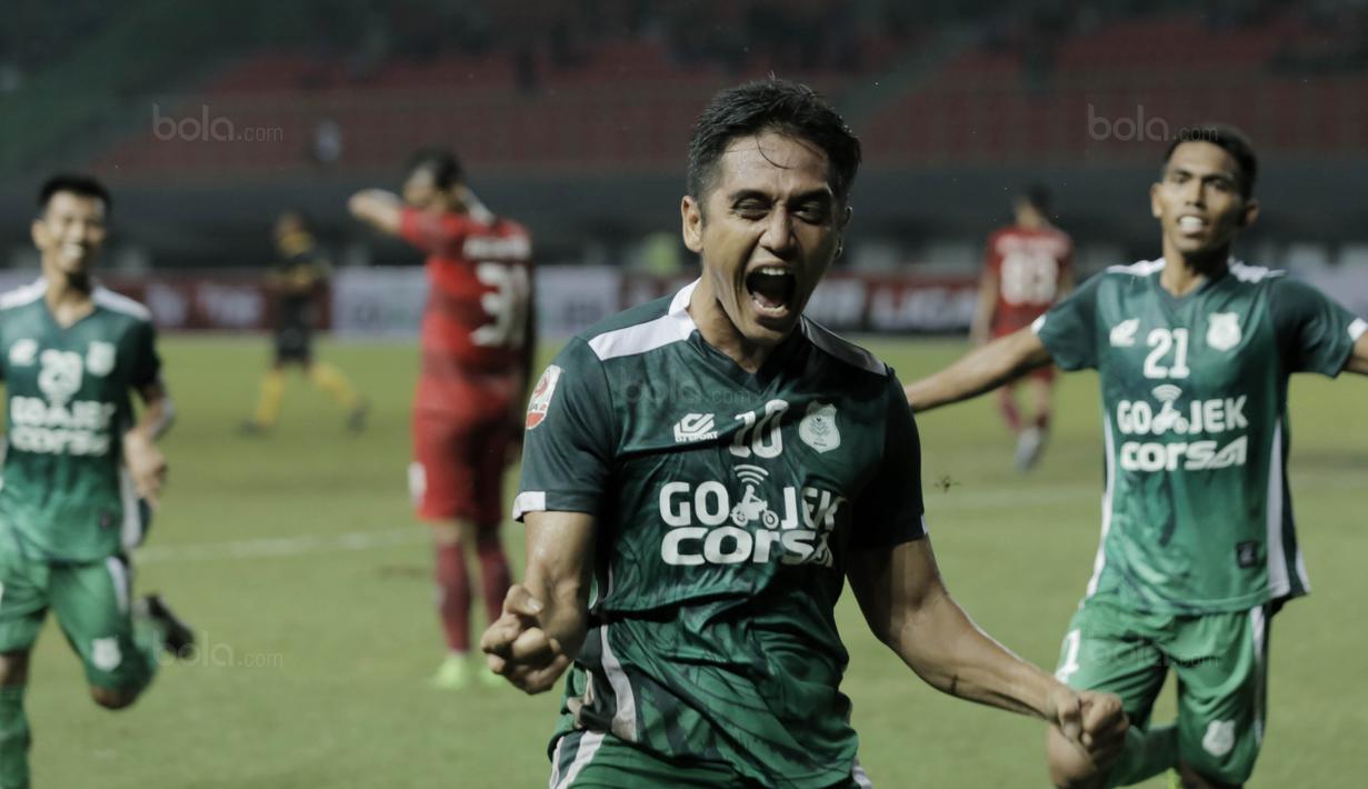 Striker PSMS Medan, I Made Wirahadi, melakukan selebrasi usai mencetak gol ke gawang Kalteng Putra FC pada laga Liga 2 Indonesia di Stadion Patriot, Bekasi, Kamis, (9/11/2017). PSMS Medan menang 2-1 atas Kalteng Putra FC. (Bola.com/M Iqbal Ichsan)