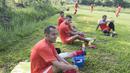 Sejumlah pemain Persija yang cedera menepi saat latihan jelang babak 8 besar Piala Jenderal Sudirman di Lapangan Sawangan, Depok, Jawa Barat, Senin (7/12/2015). (Bola.com/Vitalis Yogi Trisna) 