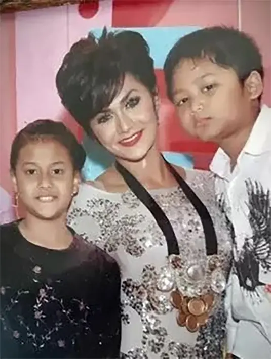 Potret Azriel dan kakaknya Aurel saat mendampingi sang bunda. Sebelum berpisah dengan Anang Hermansyah, kedua anaknya juga kerap mendampingi KD. [Instagram/krisdayantiemos]
