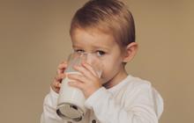 Dokter Anak: Minum Susu Berlebihan Berpotensi Obesitas