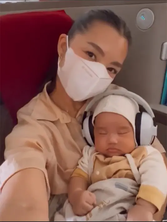 Unggahan Jennifer pun mendapat banyak pujian dari netizen. Bahkan, hingga disebut sebagai emak-emak super. "Emak2 super," tulis princess_dara13. "Suhu per-ibu-an indonesia," tulis sweetlife889. "Aku salut am ibu yg satu ini, anaknya 4 dia urus sendirian, masak, nyuci, ngepel, msih sempet bikin konten yoga tiap hari," tulis azizahrahman93 [Instagram/jenniferbachdim]