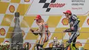 Dani Pedrosa dan Valentino Rossi menyemprotkan sampanye di podium juara MotoGP Malaysia 2015 di Sirkuit Sepang, Malaysia, Minggu (25/10/2015). (EPA/Fazry Ismail)