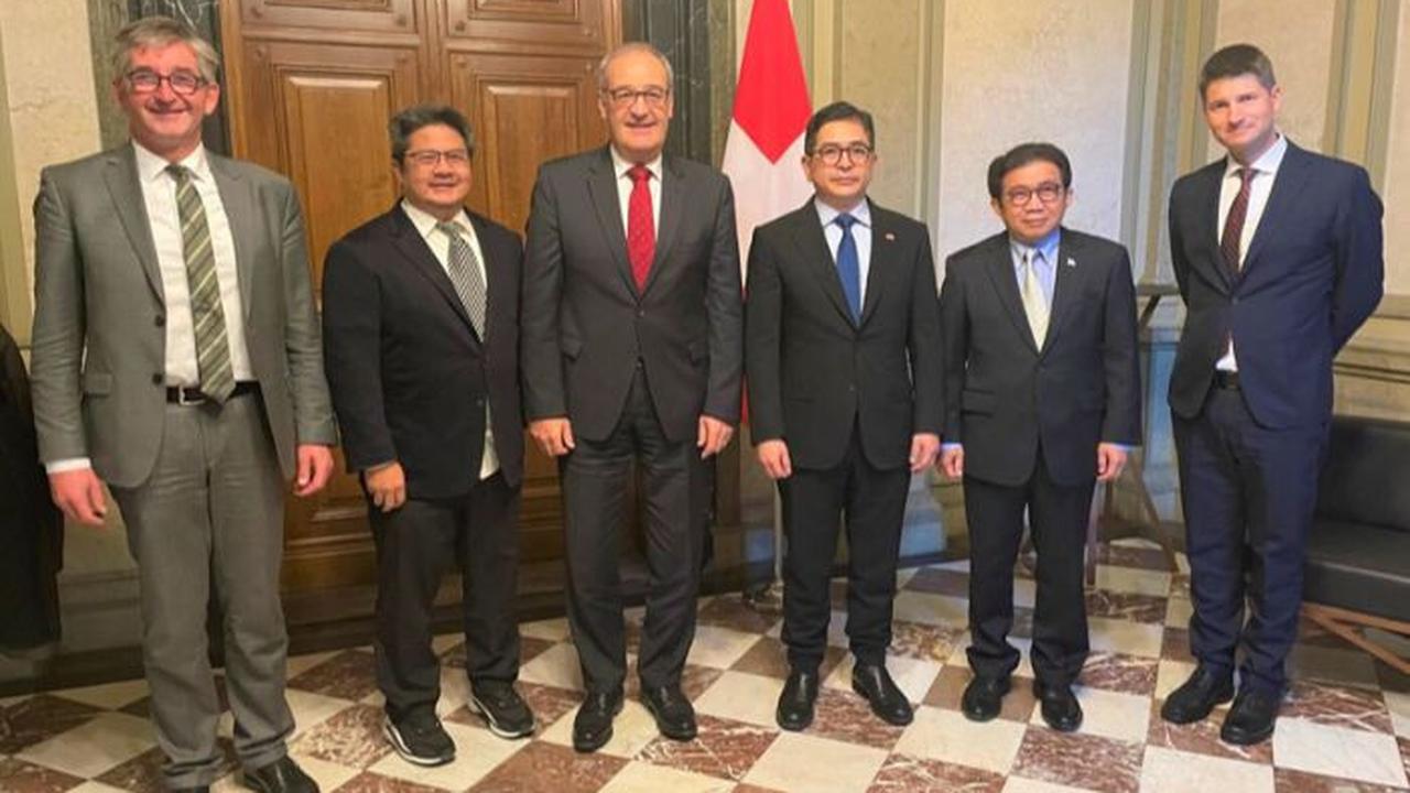 Dubes RI untuk Swiss dan Liechtenstein, Muliaman Hadad dan Kadin Indonesia saat bertemu dengan Presiden Swiss (tahun 2021) sekaligus Menteri Ekonomi, Pendidikan dan Riset Guy Parmelin dalam rangka membahas implementasi Indonesia EFTA CEPA (KBRI Bern)