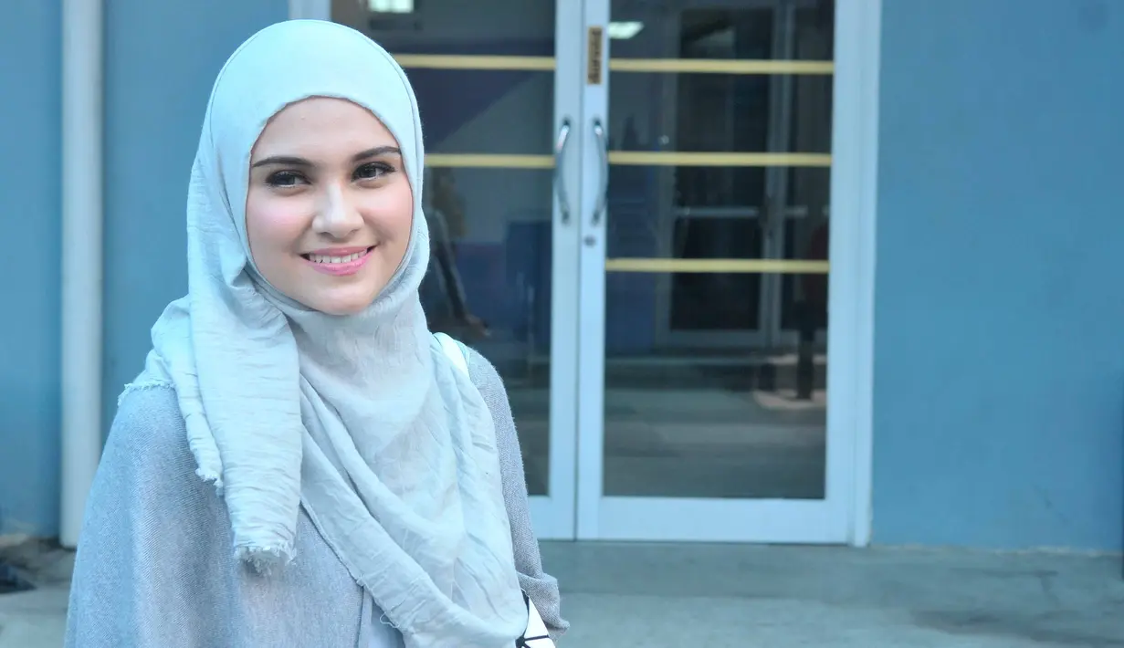 "Pasti ada traumatik sendiri buat masyarakat di sana. Kata para ilmuwan geografi, di sana letak geografisnya rentan gempa dan tidak bisa di sangkut pautkan karena terjadi di bulan Desember," kata Zee Zee Shahab, Rabu (7/12). (Nurwahyunan/Bintang.com)