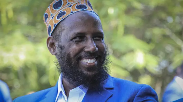 Mantan wakil pemimpin kelompok ekstremis Al-Shabab, Mukhtar Robow, diangkat menjadi menteri urusan agama, di ibu kota Mogadishu, Somalia Selasa, 2 Agustus 2022. (AP Photo/Farah Abdi Warsameh)