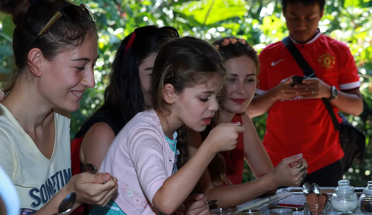 Pemeran Elif tersebut tampak menikmati makanan dan minuman khas indonesia, termasuk salak dan kopi luak, walau awalnya terasa aneh, mereka mengaku menyukainya. (Deki Prayoga/Bintang.com)
