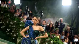 Di Met Gala tahun ini, Zendaya memilih gaun korset Maison Margiela Artisanal karya John Galliano. (Dimitrios Kambouris / GETTY IMAGES NORTH AMERICA / Getty Images via AFP)