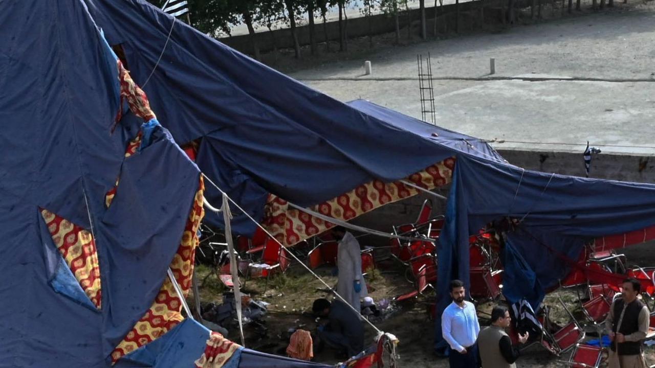 Sementara itu, saksi lain pun turut mengatakan sejumlah tenda juga runtuh dan terbakar serta banyak orang terjebak.