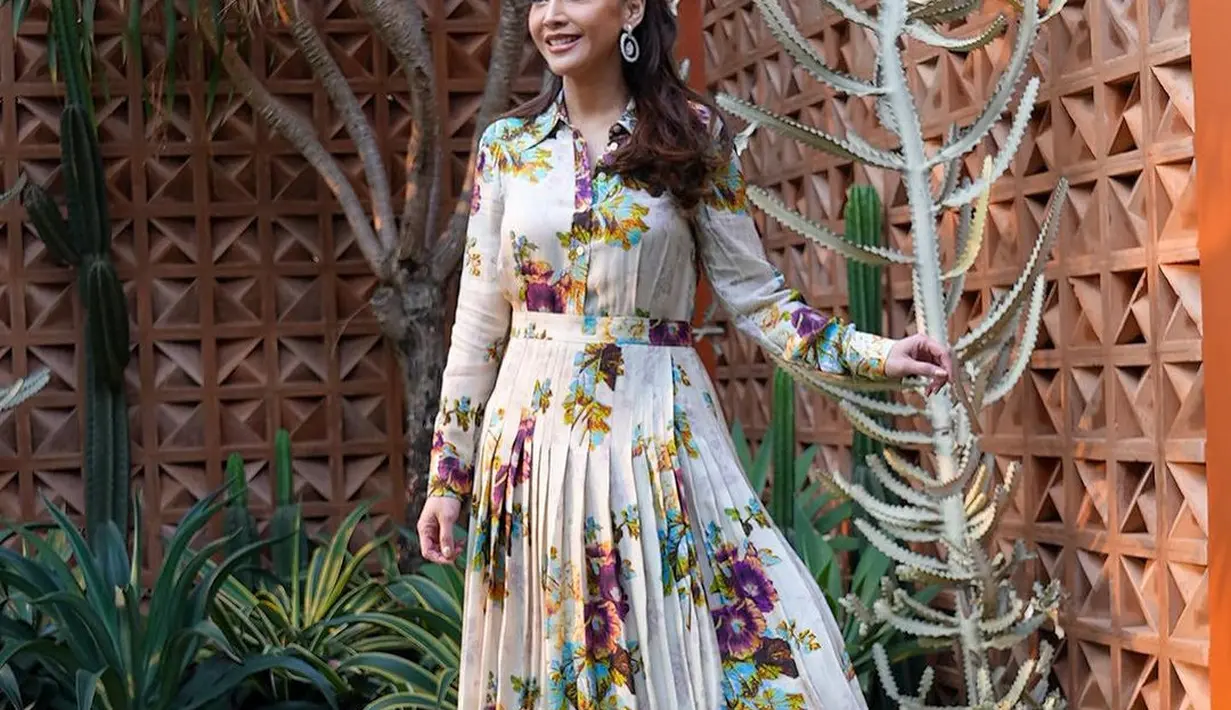 Untuk sebuah penjurian, Maia Estianty tampil mengenakan midi ruffle dress dari Tory Burch [@maiaestiantyreal]