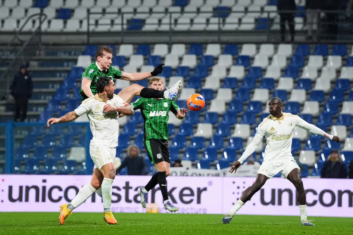 Kristian Thorstvedt dari Sassuolo mencetak gol pada laga Serie A melawan Pisa