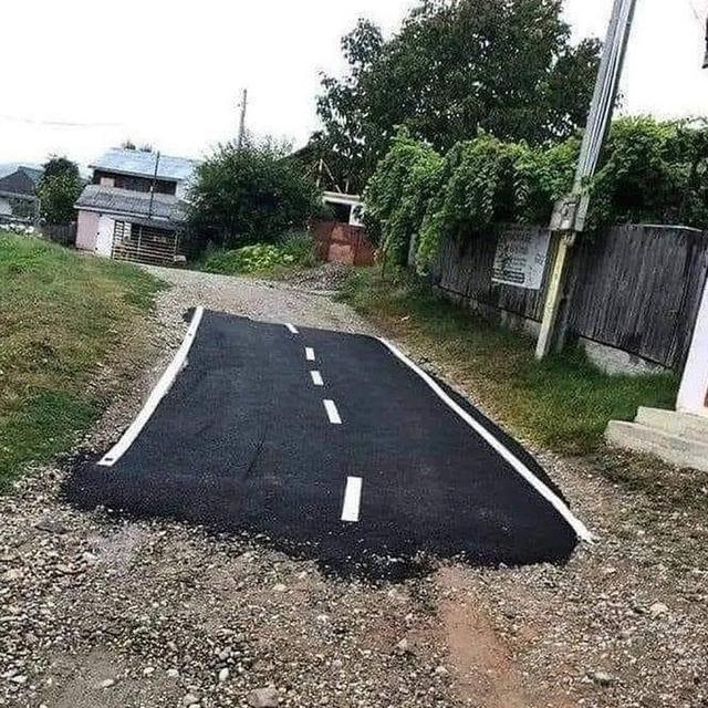 6 Aksi Kuli Bangunan saat Ngecor Jalan Ini Bikin Mandor Heran